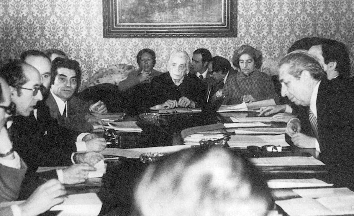 Dolores Ibárruri, la Pasionaria, al fondo, preside la asamblea de parlamentarios que acordó solicitar un régimen autonómico para Asturias