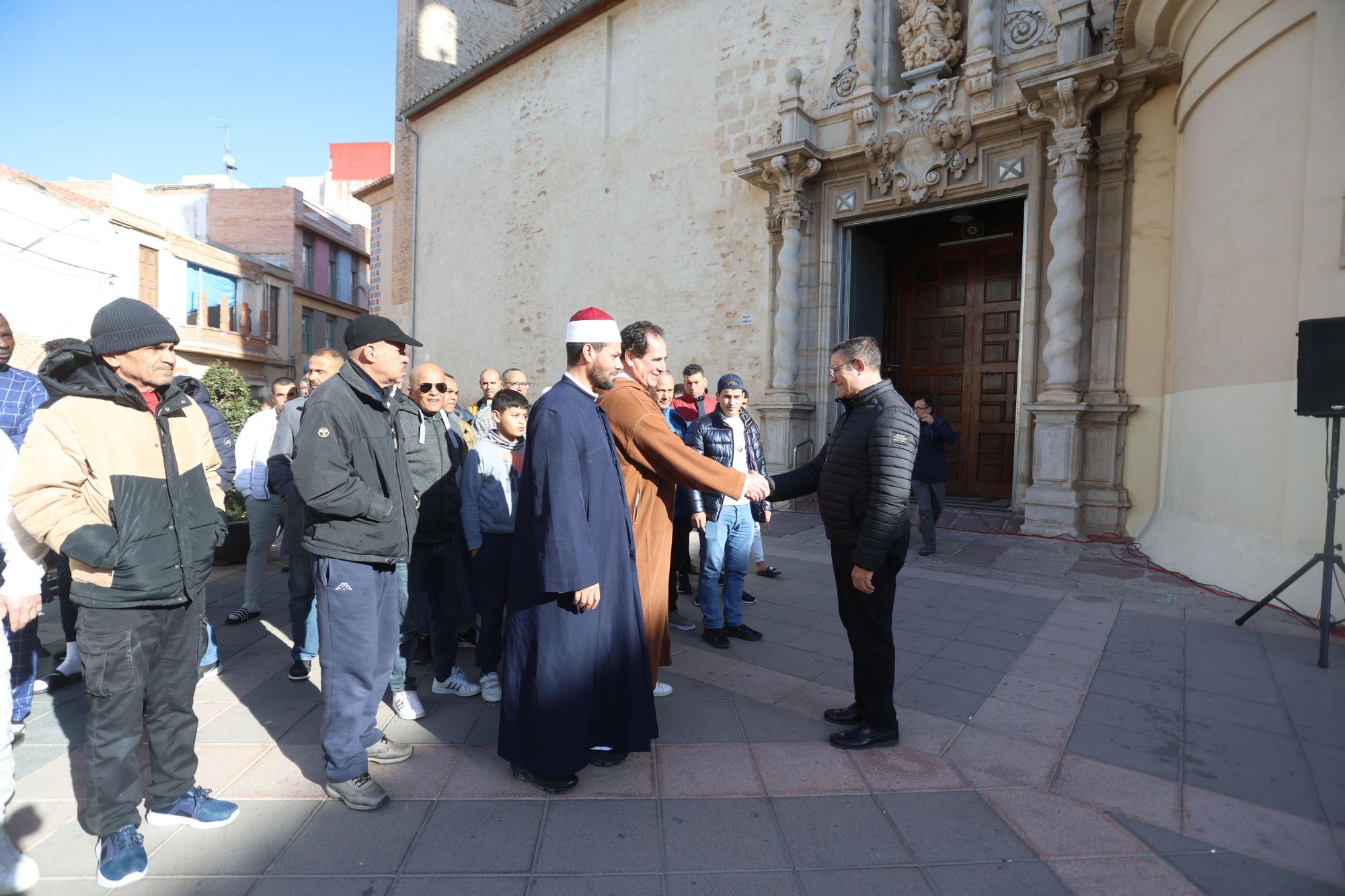 Acto conjunto del Centro Islámico de Torrent, el párroco de la iglesia de La Asunción y el alcalde.