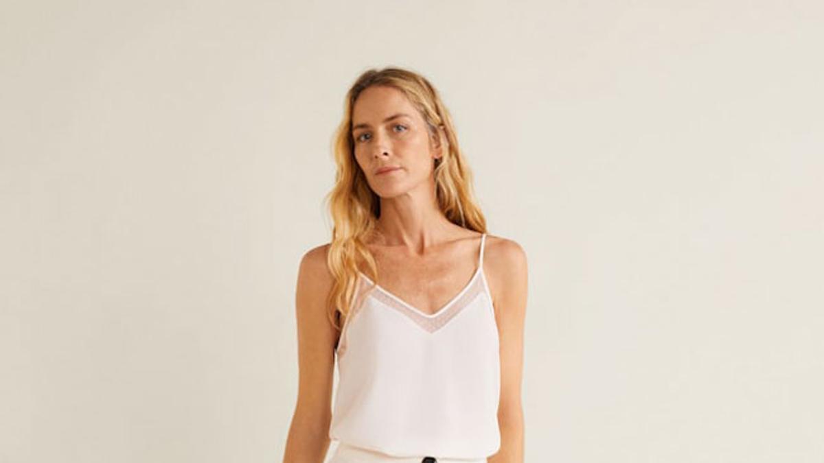 Top con apliques de encaje en blanco, de Mango (Precio: 15,99 euros)