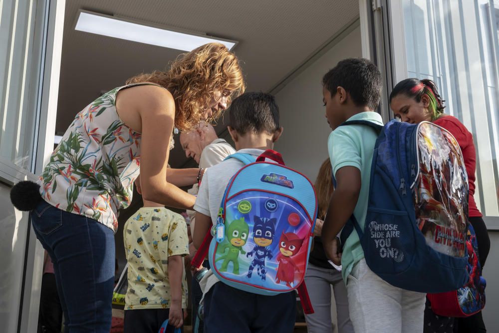 Inici del curs escolar a la nova escola de les Bases