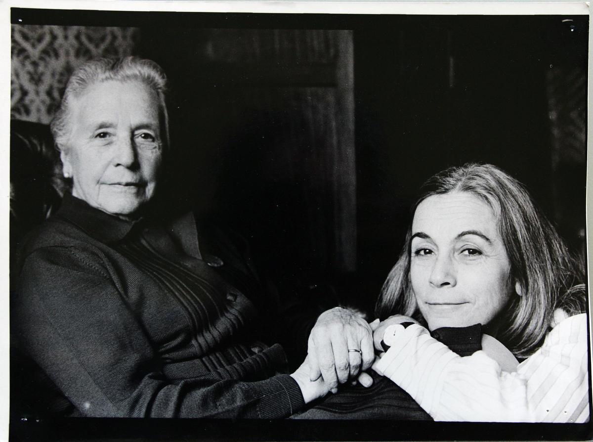 La escritora, con su madre.