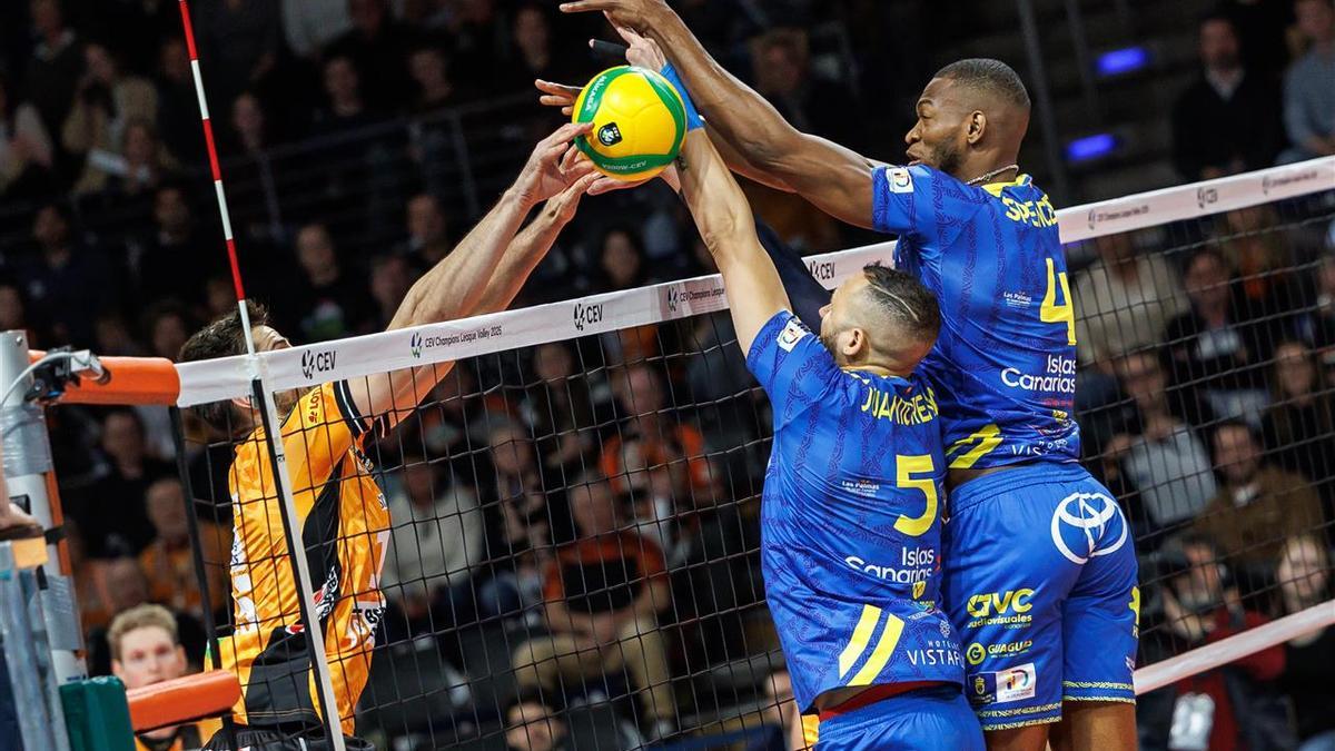 Juantorena y Spencer arman un doble bloqueo para intentar repeler un remate del Berlín.