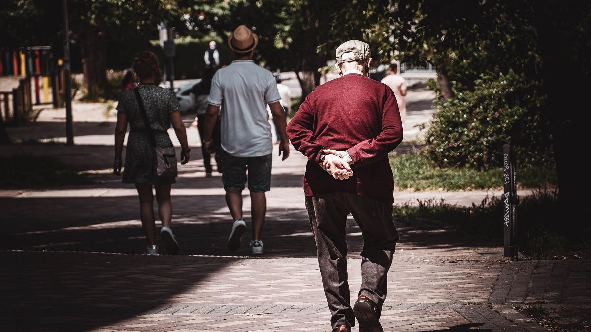 Consejos para proteger a las personas mayores de los cambios de la primavera