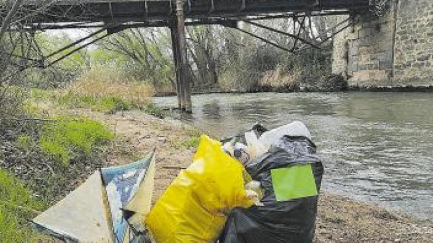 Calasenda retira basura de los caminos y riberas