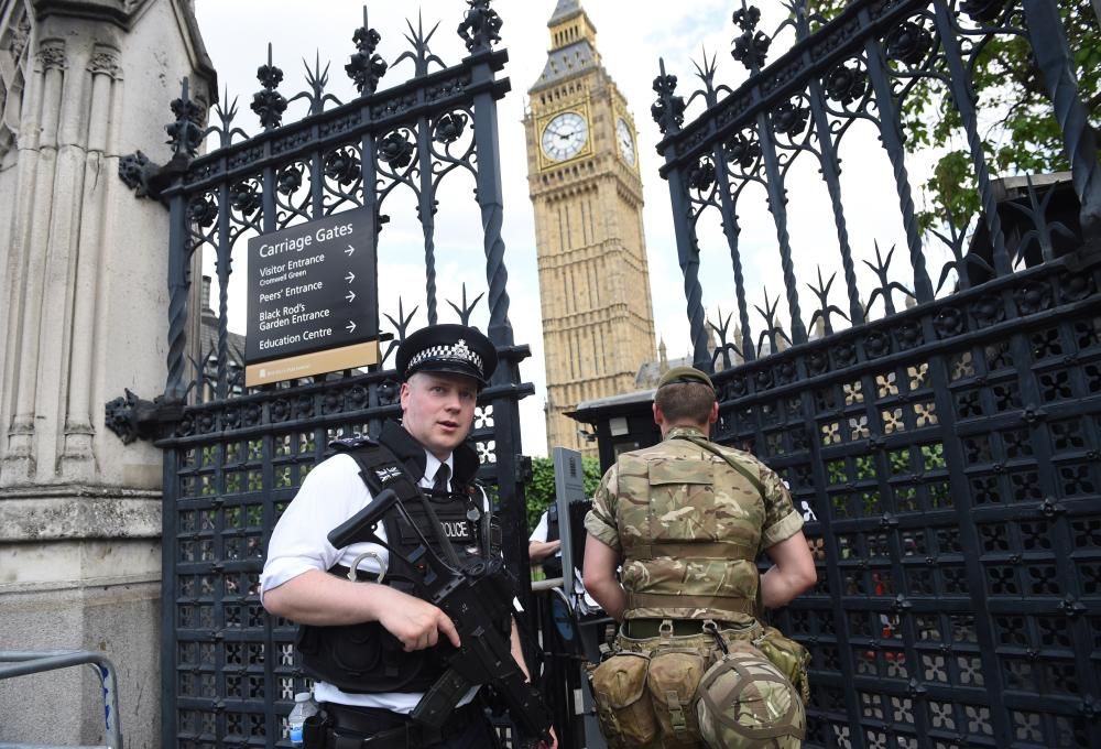 Arrestado un hombre tras estrellar su coche frente al Parlamento británico