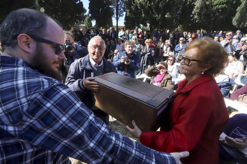 Entrega de los restos de los fusilados por el franquismo a sus familiares, en Paterna