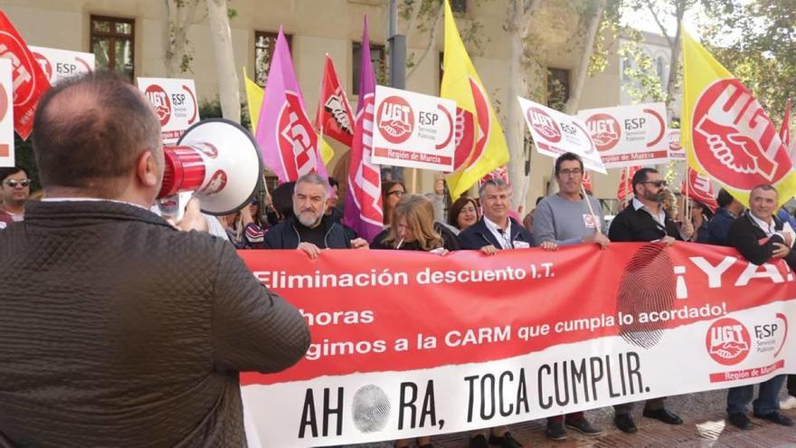 Un grupo de funcionarios de la Región, ayer, frente a la sede del Gobierno regional.