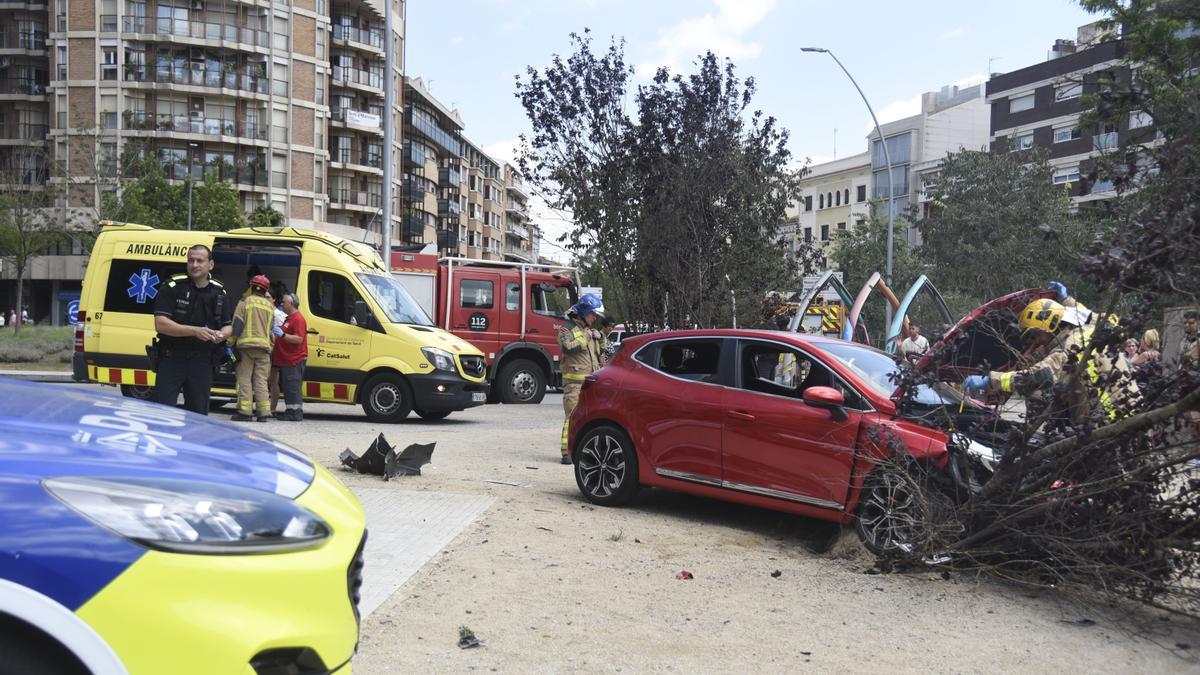 Els serveis d'emergència al lloc de l'accident, a la plaça Bonavista