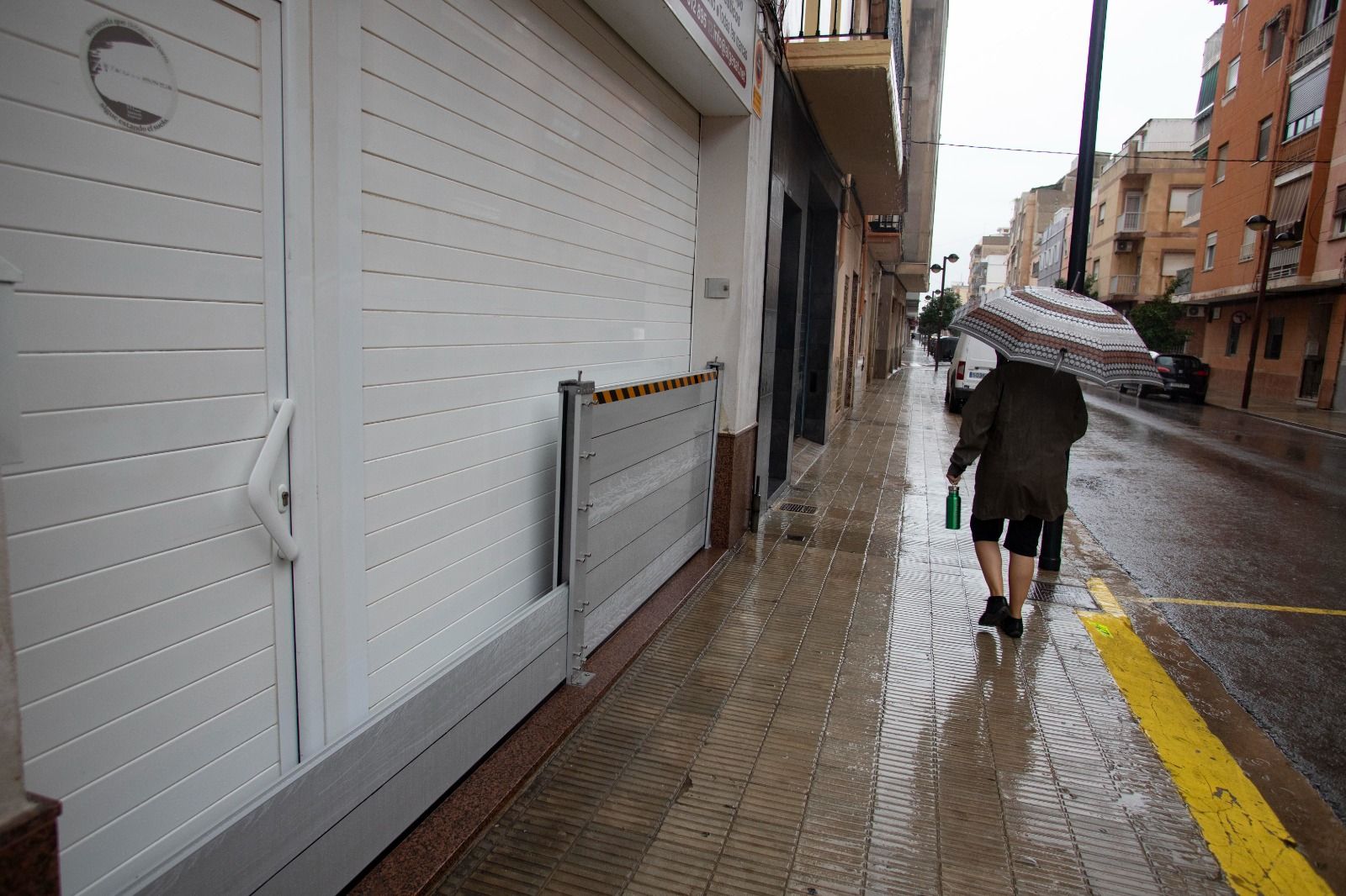 Barreras en las viviendas por la alerta de lluvia en Algemesí