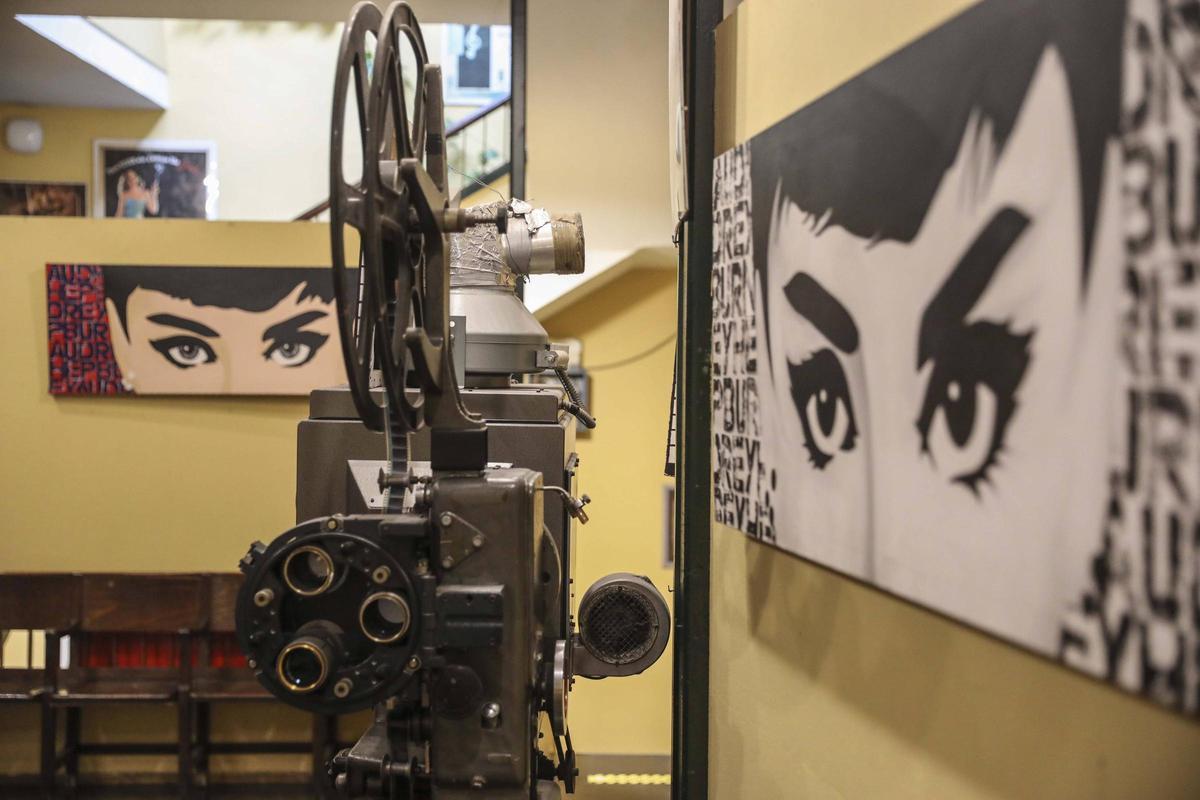 Cinmatógrafo junto a imágenes de Audrey Hepburn