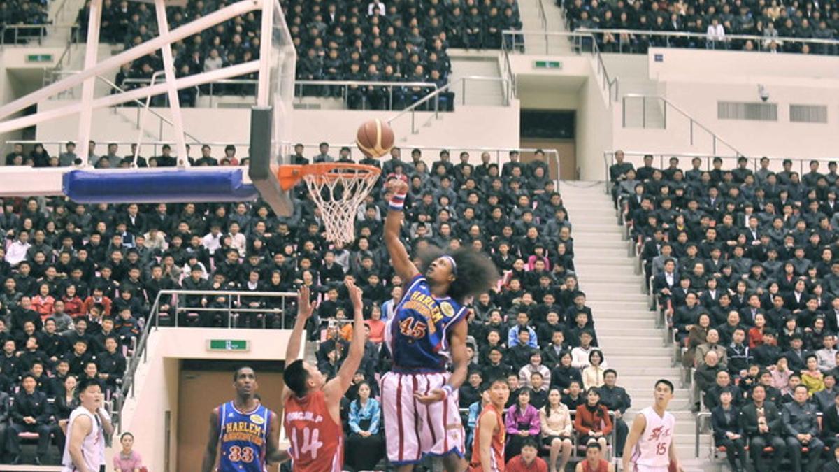 Imagen cedida por la agencia norcoreana KCNA del partido entre los Harlem Globetrotters y jugadores del Hwaebul, equipo de la Universidad de Corea del Norte, el pasado 28 de febrero.