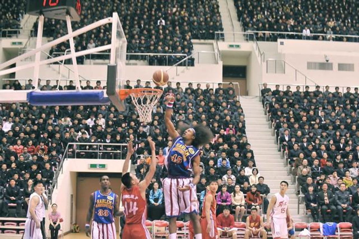 Imatge cedida per l’agència nord-coreana KCNA del partit entre els Harlem Globetrotters i jugadors del Hwaebul, equip de la Universitat de Corea del Nord, el 28 de febrer passat.