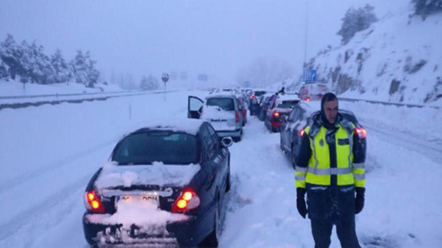 La nieve deja atrapados durante horas a cientos de vehículos en la A-6 y la AP-61