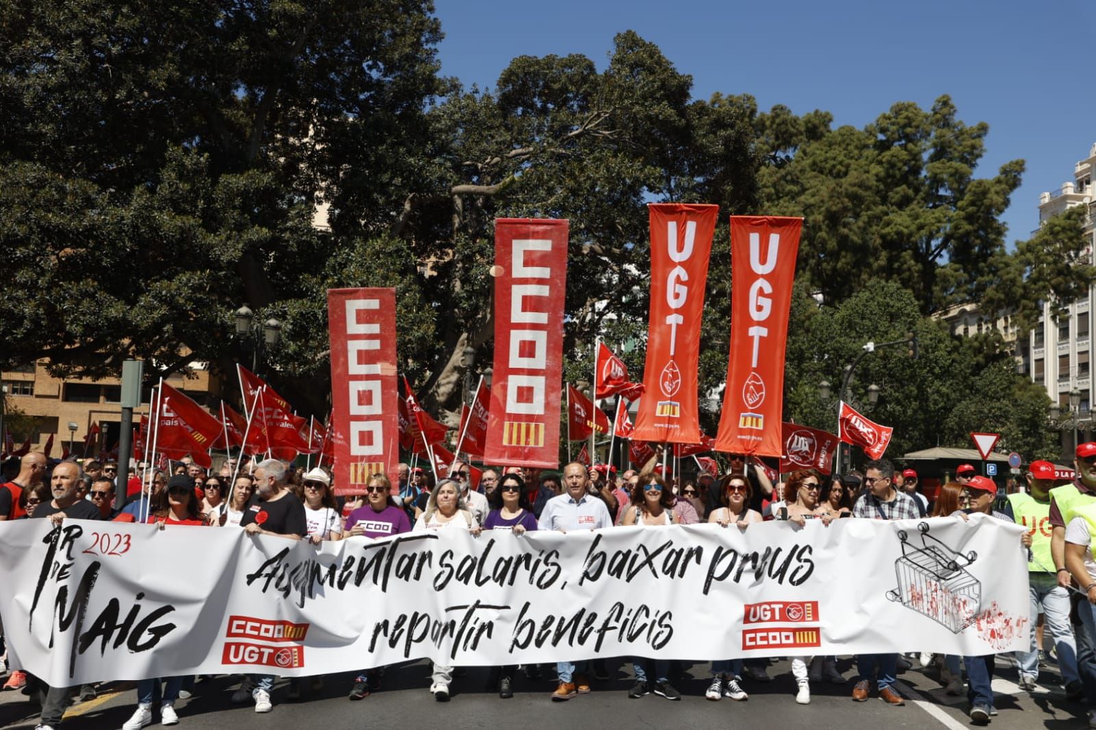 Miles de trabajadores festejan el Primero de Mayo en València