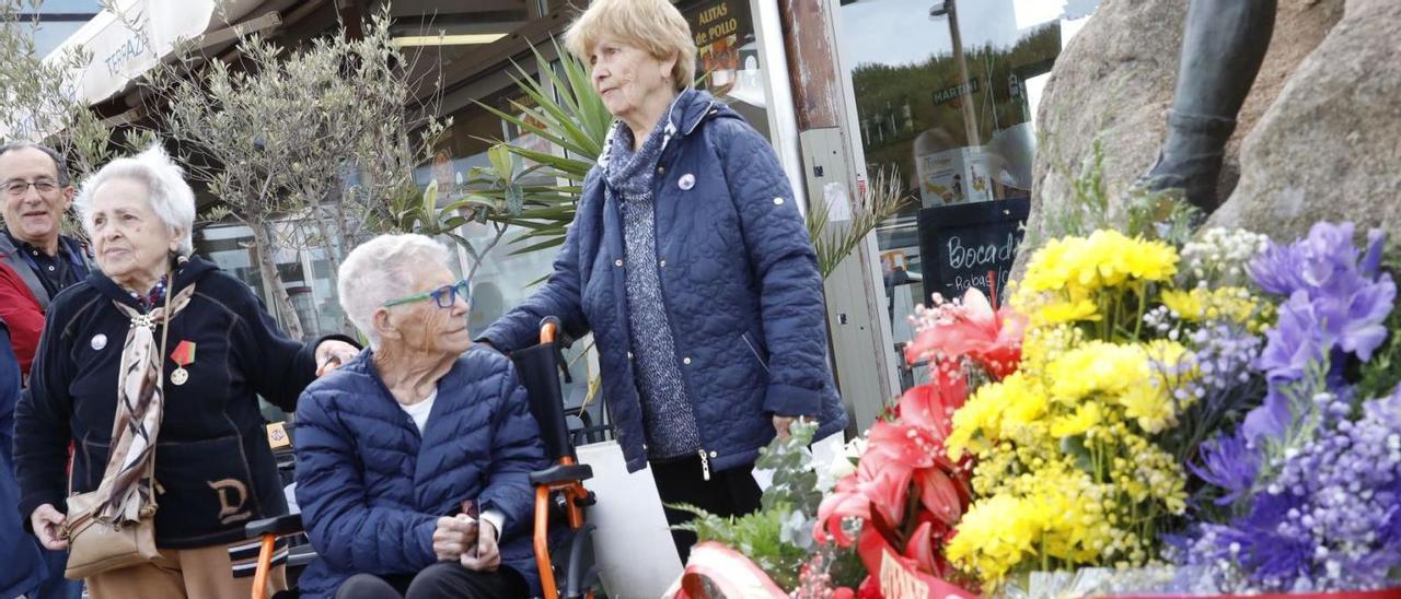 Por la izquierda, Olga Fonseca, Lola Fernández y María Páramo, ayer, durante el homenaje. | Ángel González |   ÁNGEL GONZÁLEZ