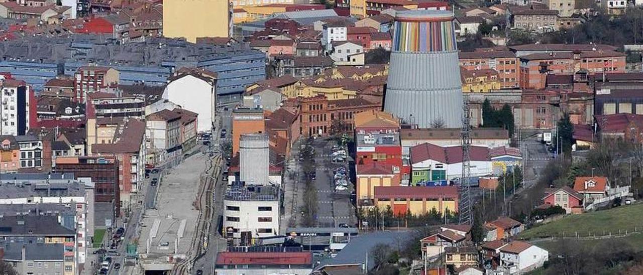 La obra del soterramiento, con la excavación del túnel en primer término, a la altura de Valnalón.