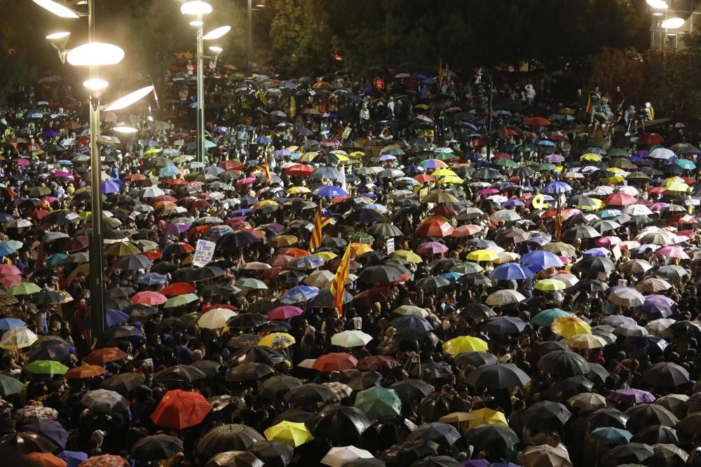 Multitudinària concentració a Girona per protestar contra la sentència del procés