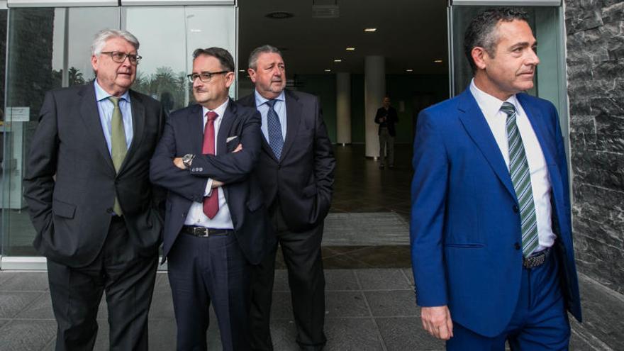 Diego García, acompañado por Juan Pascual, Ramón Segarra y Jaime Oliver