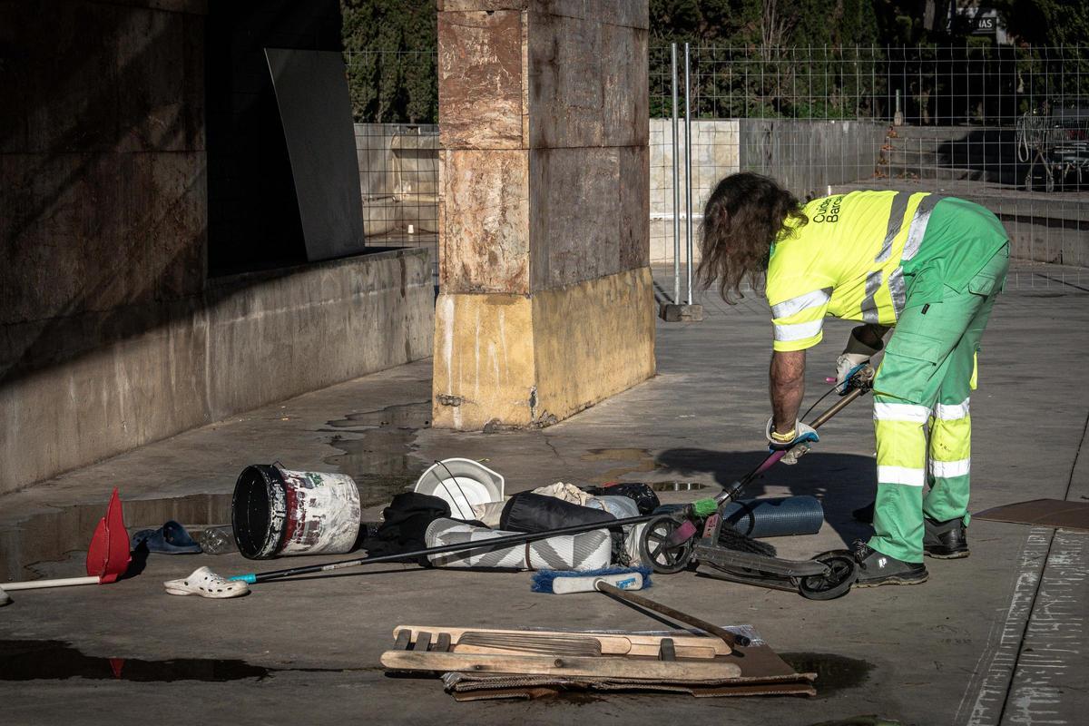 Barcelona desaloja a una treintena de personas sin hogar del parque Joan Miró