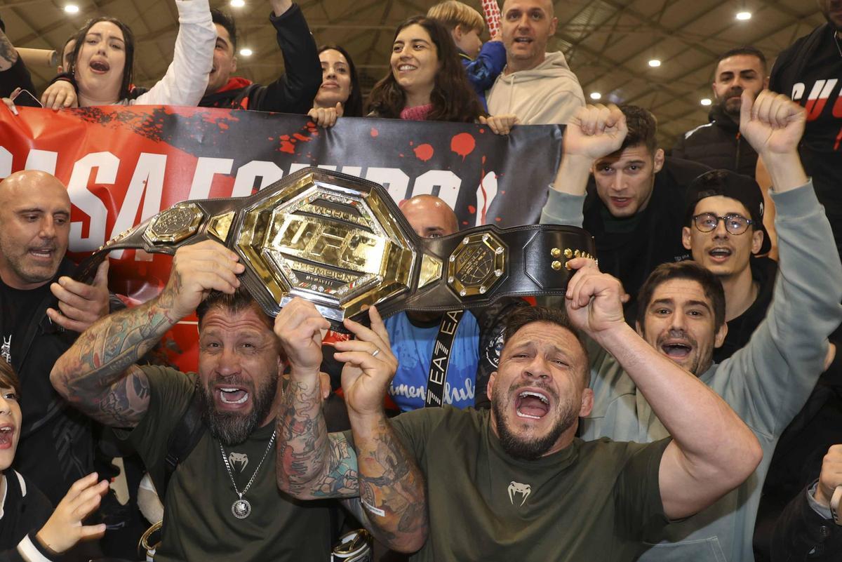 Recibimiento en la estación de tren de Alicante al equipo de Ilia Topuria, campeón de la UFC.