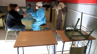 Catalunya empieza a vacunar esta semana a profesores y a mayores de 80 años
