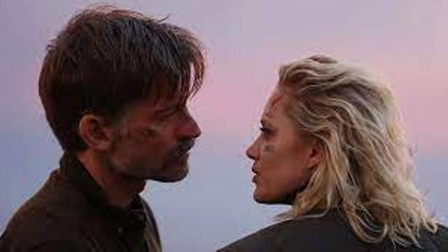 Maika Monroe y Nikolaj Coster-Waldau, en la película.