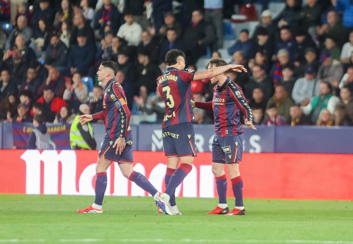 Los jugadores del Levante UD celebran uno de los goles contra el Real Oviedo