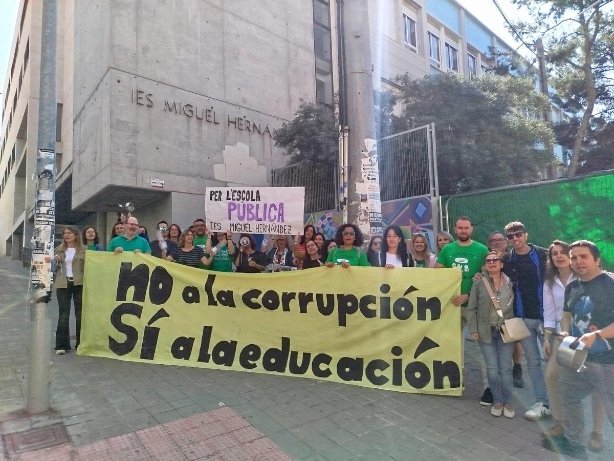 Protesta en el IES Miguel Hernández de Alicante por la situación del sector educativo