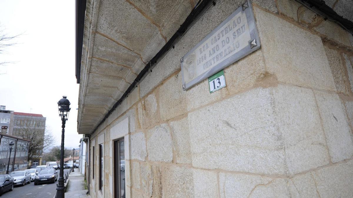 La calle Castelao solo tiene salida para vehículos hacia Matemático Rodríguez. | BERNABÉ/JAVIER LALÍN