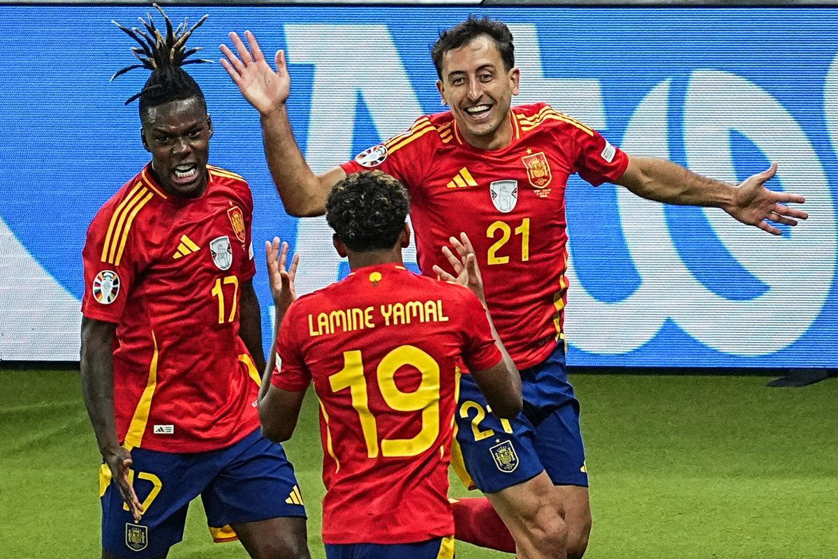 14/07/2024 14 July 2024, Berlin: Spain's Mikel Oyarzabal celebrates scoring his side's second goal with teammates Nico Williams and Lamine Yamal during the UEFA Euro 2024 final soccer match between Spain and England at the Olympic Stadium. Photo: Michael Kappeler/dpa DEPORTES Michael Kappeler/dpa