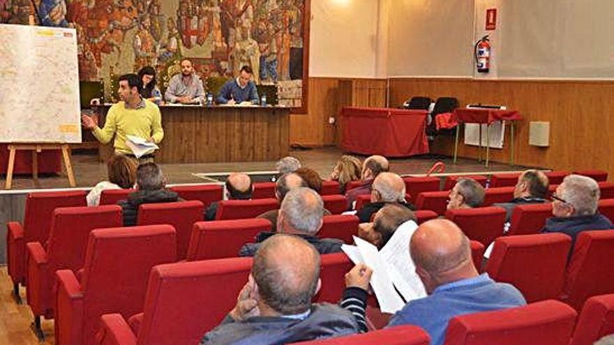 Una asamblea de la Mancomunidad de la ETAP, en la Casa de Cultura de Benavente.