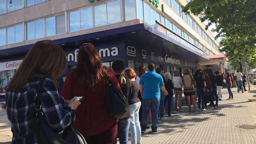 Largas colas en la sede de la CAEB de aspirantes a un puesto de trabajo.