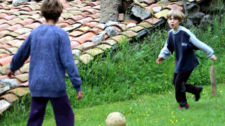 Dos nens jugant a pilota a casa seva, a Vallcebre