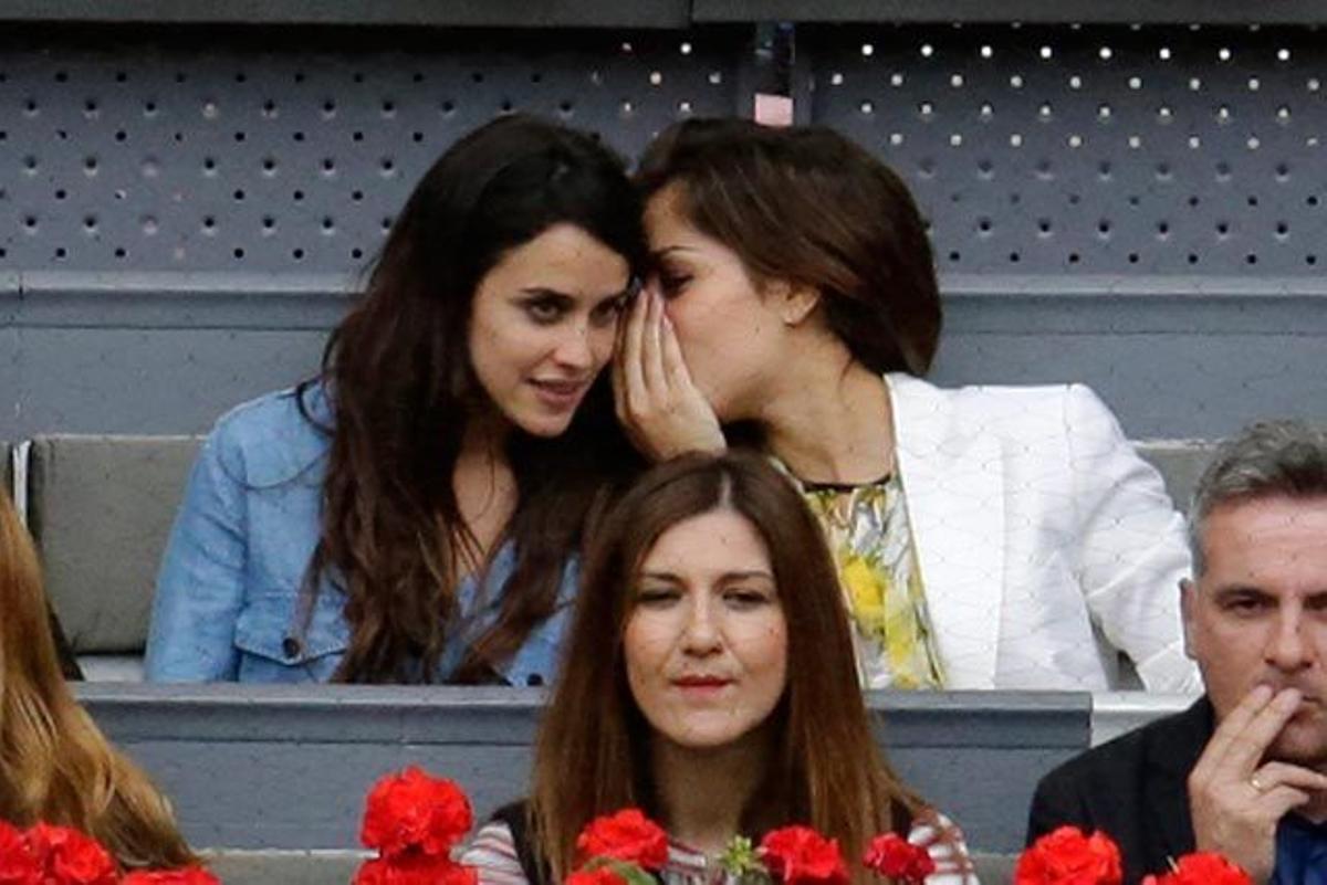 Hiba Abouk le cuenta un secreto a Macarena García durante la final del Mutua Madrid Open.