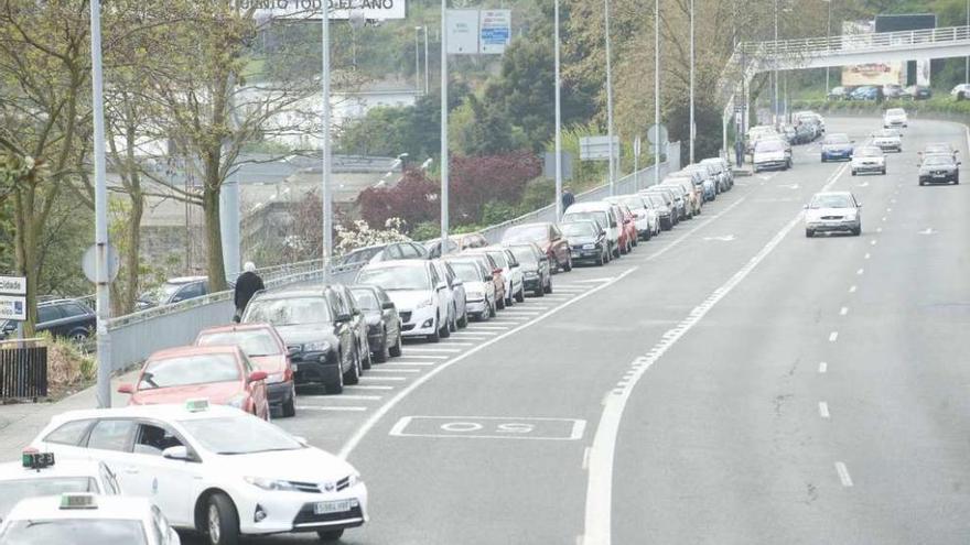 Coches estacionados en la avenida de A Pasaxe, a la altura del Materno Infantil