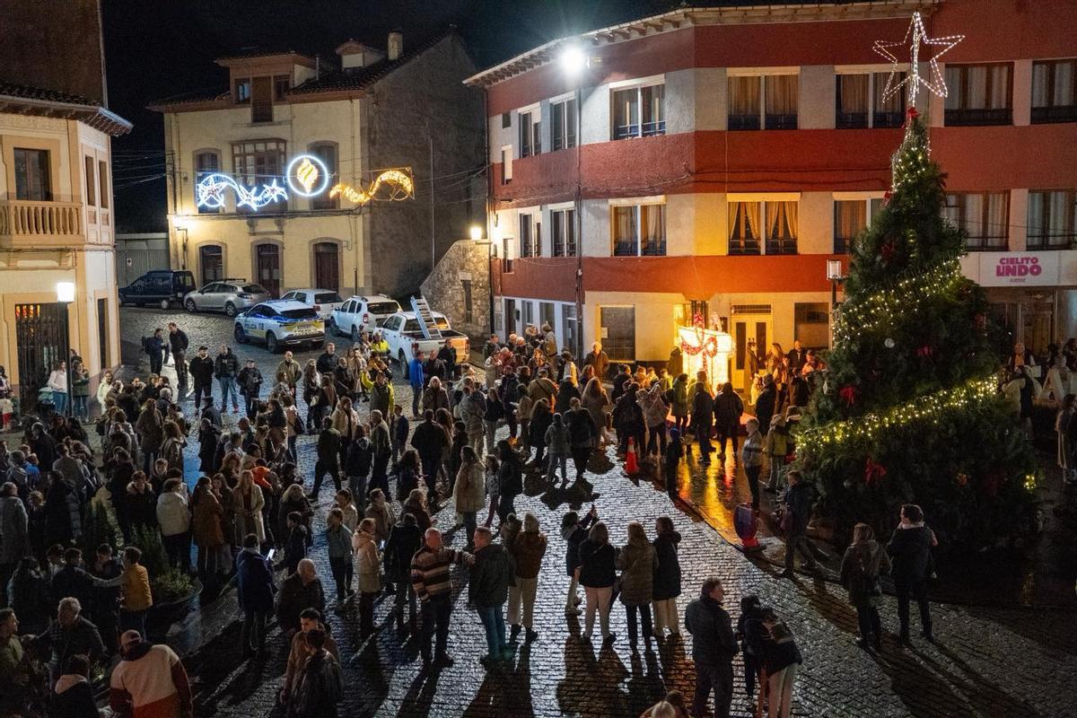 Ambiente durante el encendido navideño de la villa salense.