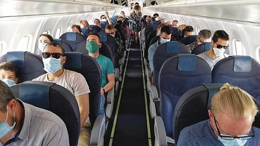 Dentro de la cabina del avión todos (menos uno) los asientos están ocupados.