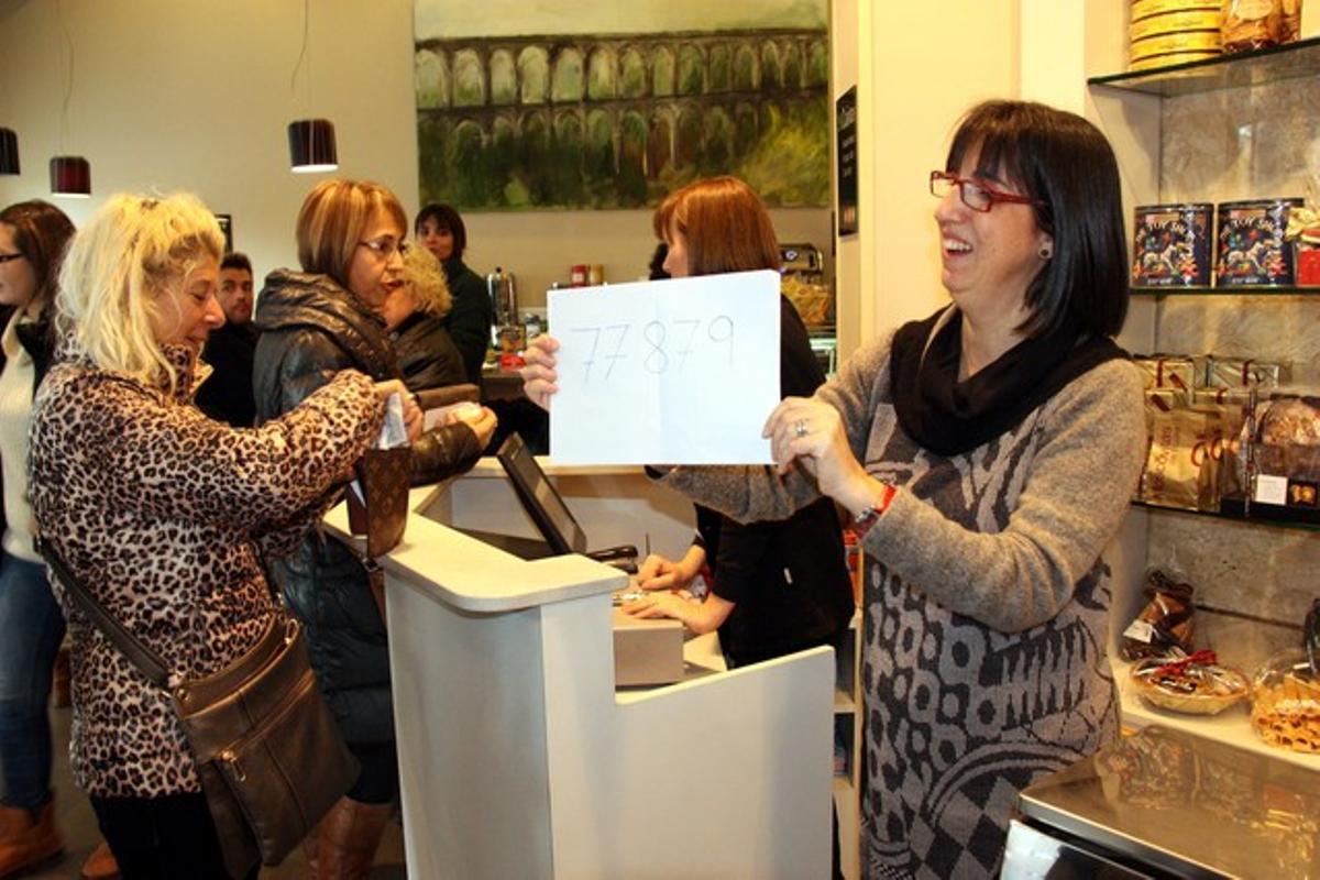 La responsable de la Botiga del Cafè de Tarragona mostra el segon premi.