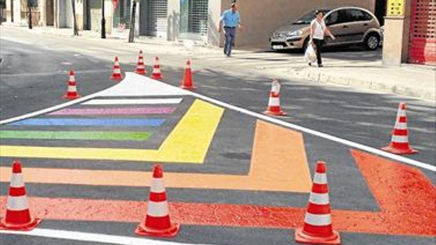 Aldaia pinta de arcoíris el asfalto para apoyar al colectivo LGTB