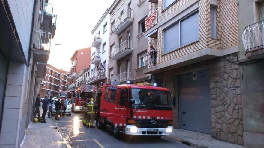 Vehicles dels Bombers al lloc dels fets, al carrer de la Font