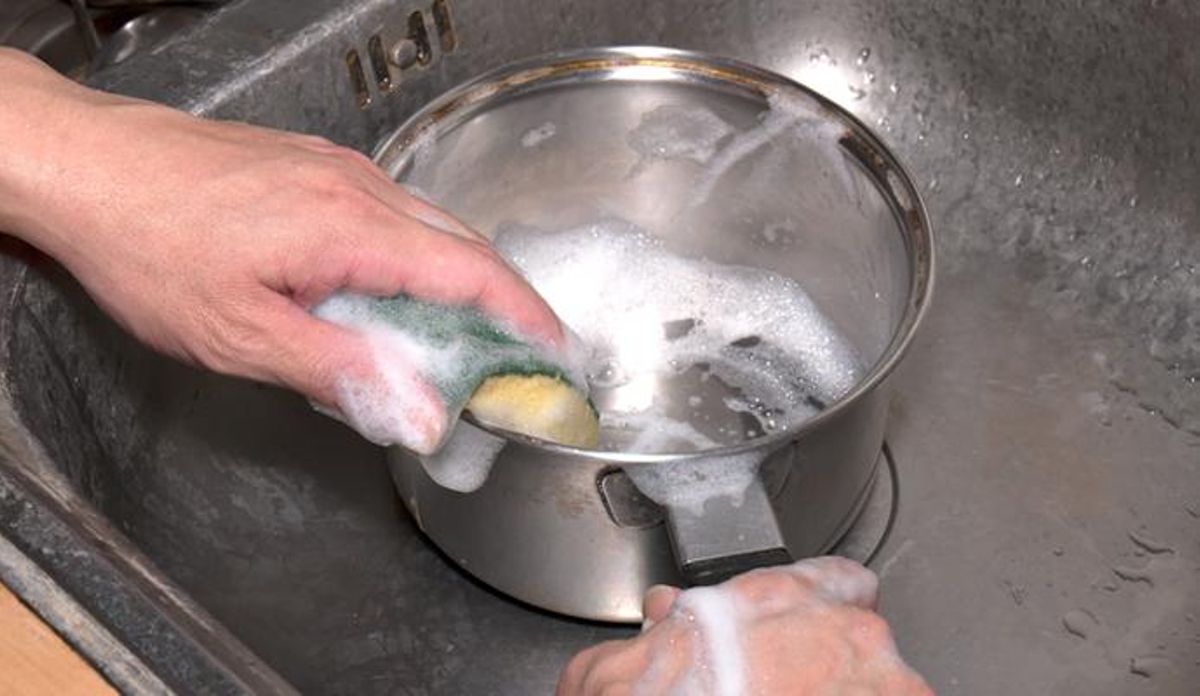 ¿Sabes fregar bien los platos? Así es como se hace