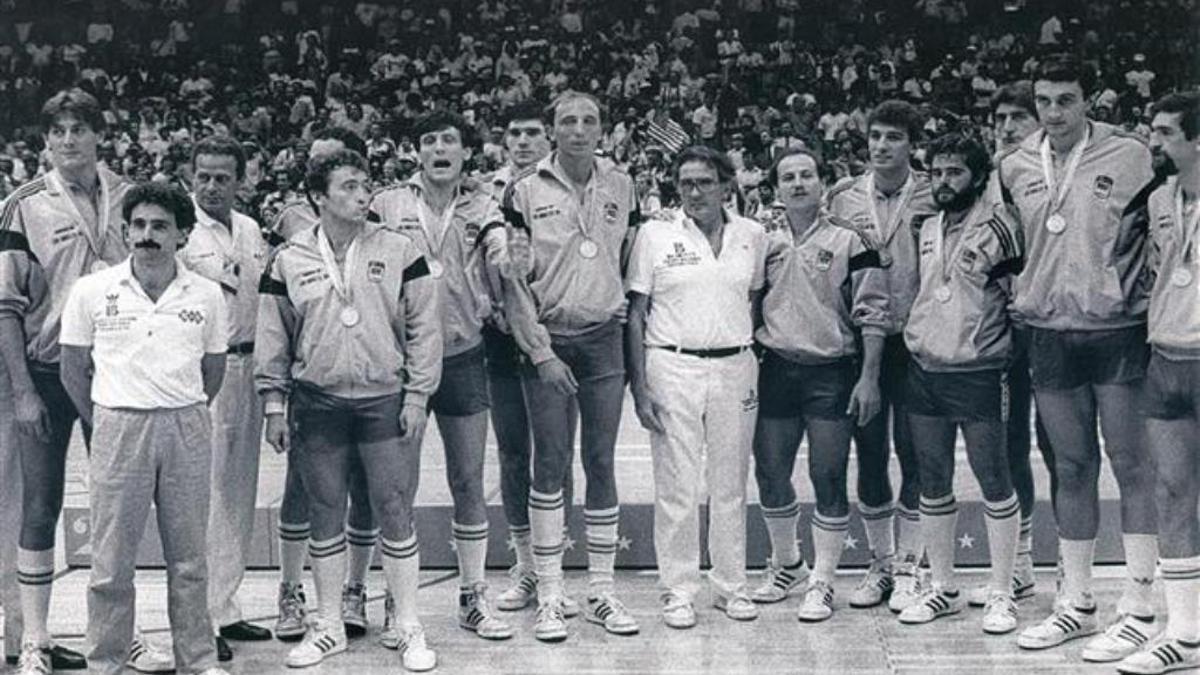 La selecciòn española posa con la medalla de plata lograda ante Estados Unidos en agosto de 1984