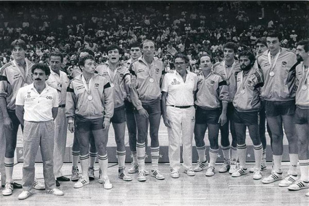 La selecciòn española posa con la medalla de plata lograda ante Estados Unidos en agosto de 1984