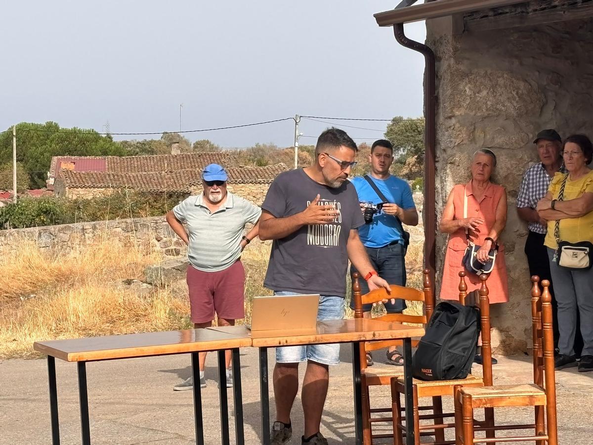 GALERÍA |  La plataforma "Sayago Renace" da sus primeros pasos tras el incendio