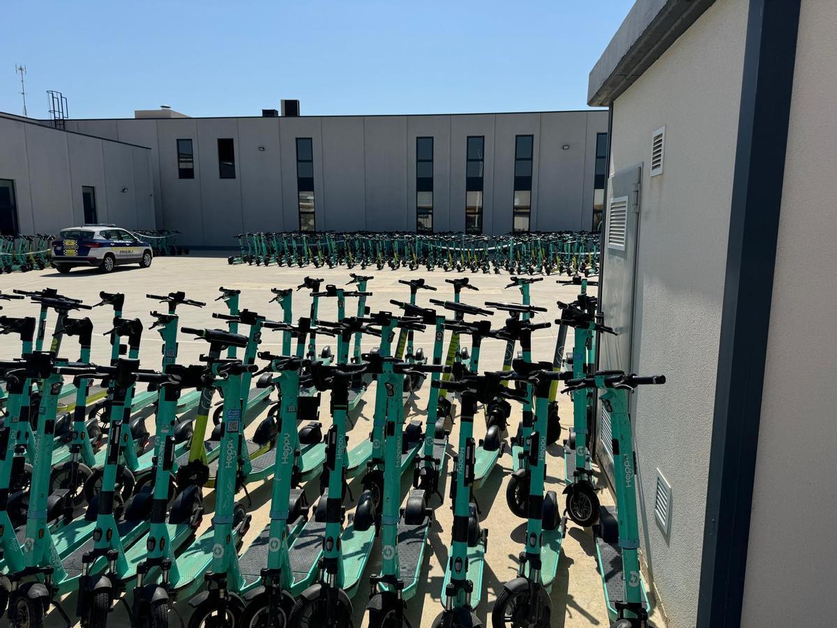 Más de cien patinetes aparcados en el Centro de Emergencias de Orihuela Costa
