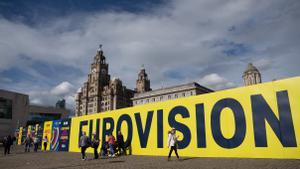 Liverpool (United Kingdom), 05/05/2023.- People walk past Eurovision signs at the Pier Head in Liverpool, Britain, 05 May 2023. Liverpool is preparing to host the 2023 Eurovision Song Contest on behalf of Ukraine. The 67th edition of the Eurovision Song Contest (ESC) consists of two Semi-Finals, held on 09 and 11 May, and a Grand Final on 13 May 2023. (Ucrania, Reino Unido) EFE/EPA/ADAM VAUGHAN