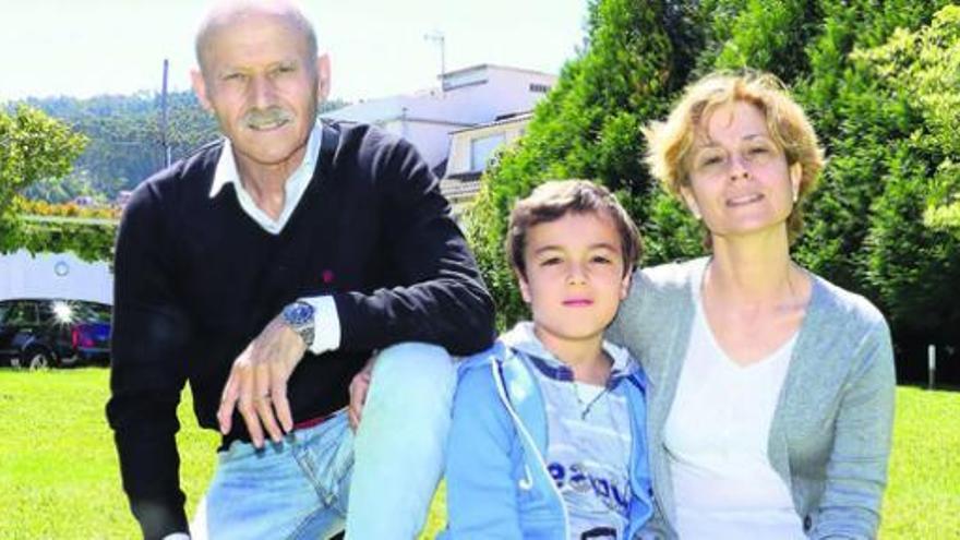 Jesús Carballo, con su hijo menor, Rodrigo, y su mujer, Almudena San José. |