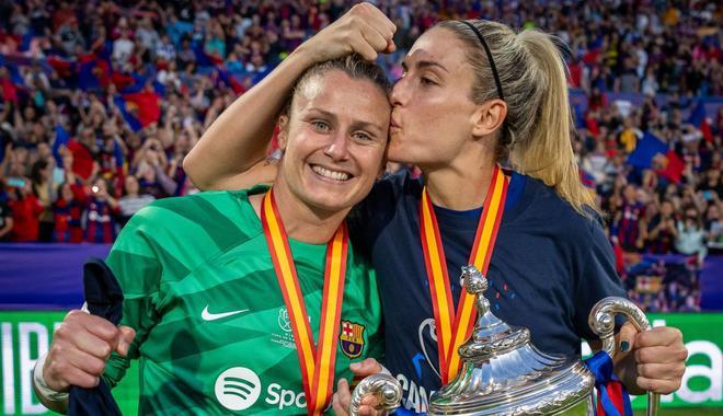 Les jugadores del Barça es posen elles mateixes les medalles