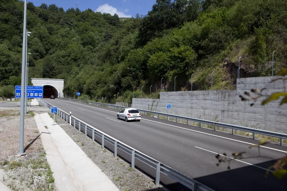 Tráfico por la autovía de los túneles de Riaño en la AS-17