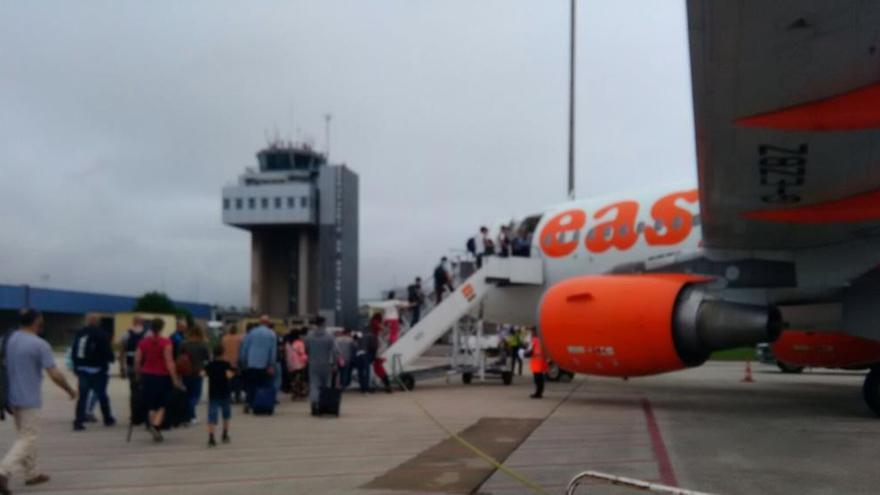 Los pasajeros, durante el embarque en el avión con destino a Londres